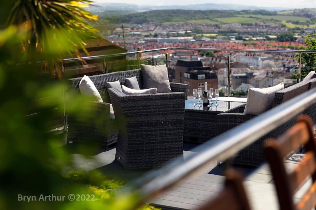 Stunning Home In Llandudno With Views Bryn Arthur Exterior photo