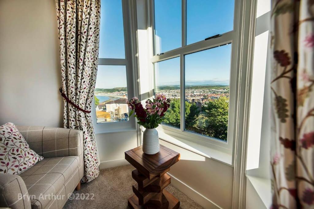 Stunning Home In Llandudno With Views Bryn Arthur Exterior photo