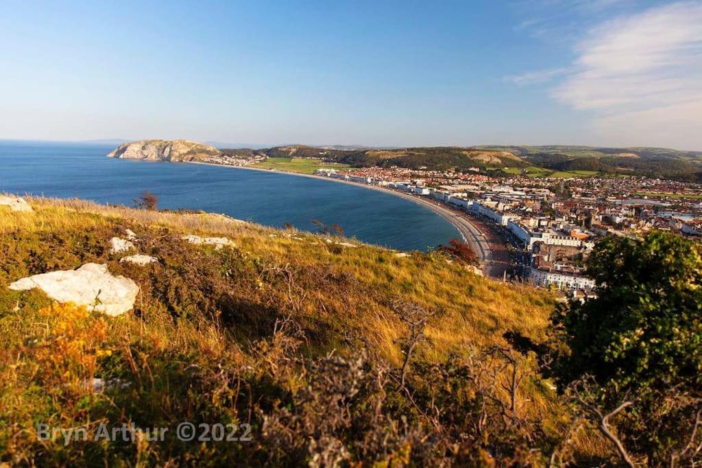 Stunning Home In Llandudno With Views Bryn Arthur Exterior photo