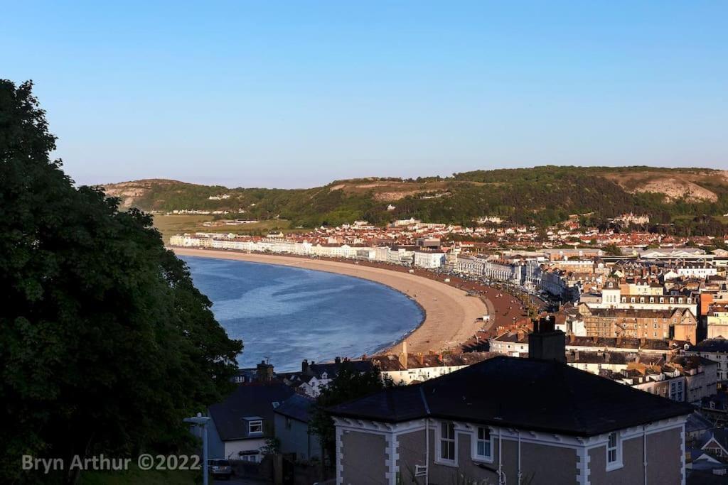 Stunning Home In Llandudno With Views Bryn Arthur Exterior photo