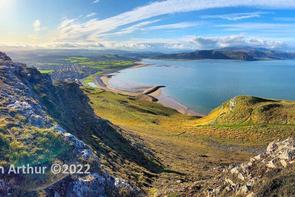 Stunning Home In Llandudno With Views Bryn Arthur Exterior photo