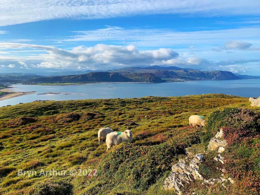 Stunning Home In Llandudno With Views Bryn Arthur Exterior photo