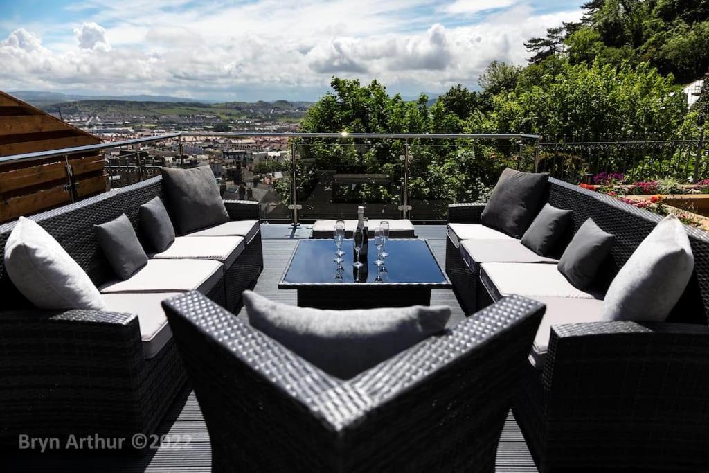 Stunning Home In Llandudno With Views Bryn Arthur Exterior photo