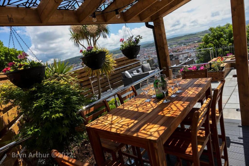 Stunning Home In Llandudno With Views Bryn Arthur Exterior photo