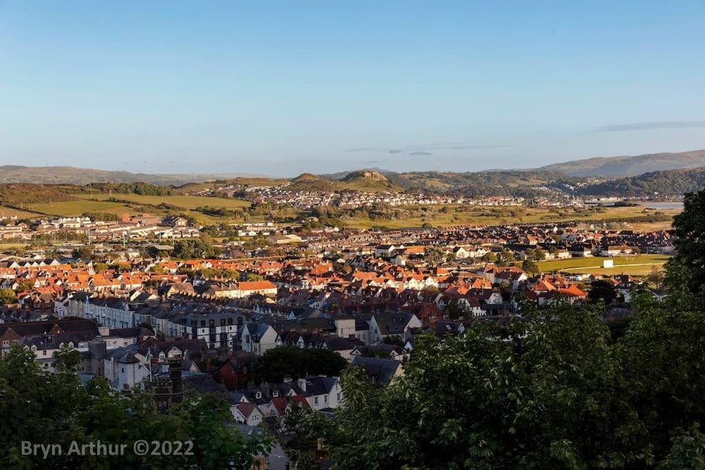 Stunning Home In Llandudno With Views Bryn Arthur Exterior photo