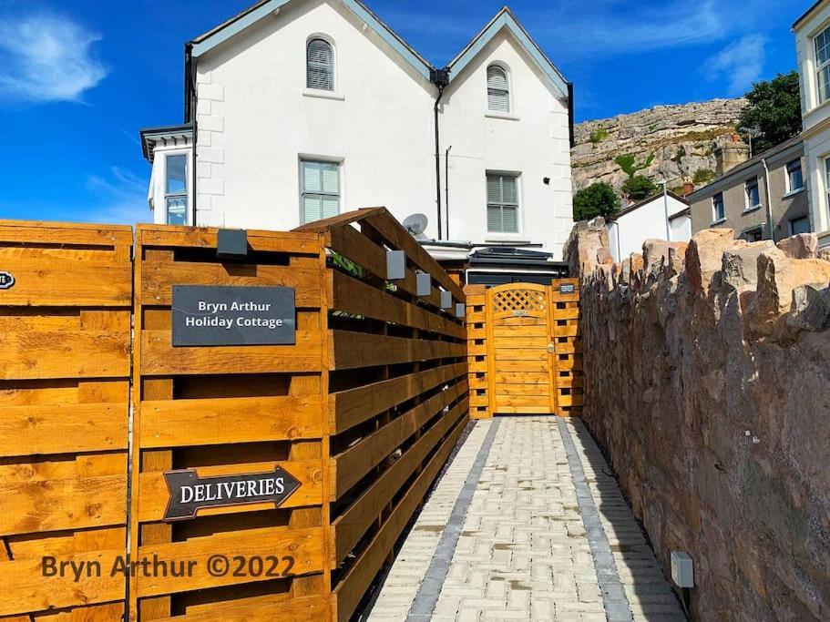 Stunning Home In Llandudno With Views Bryn Arthur Exterior photo