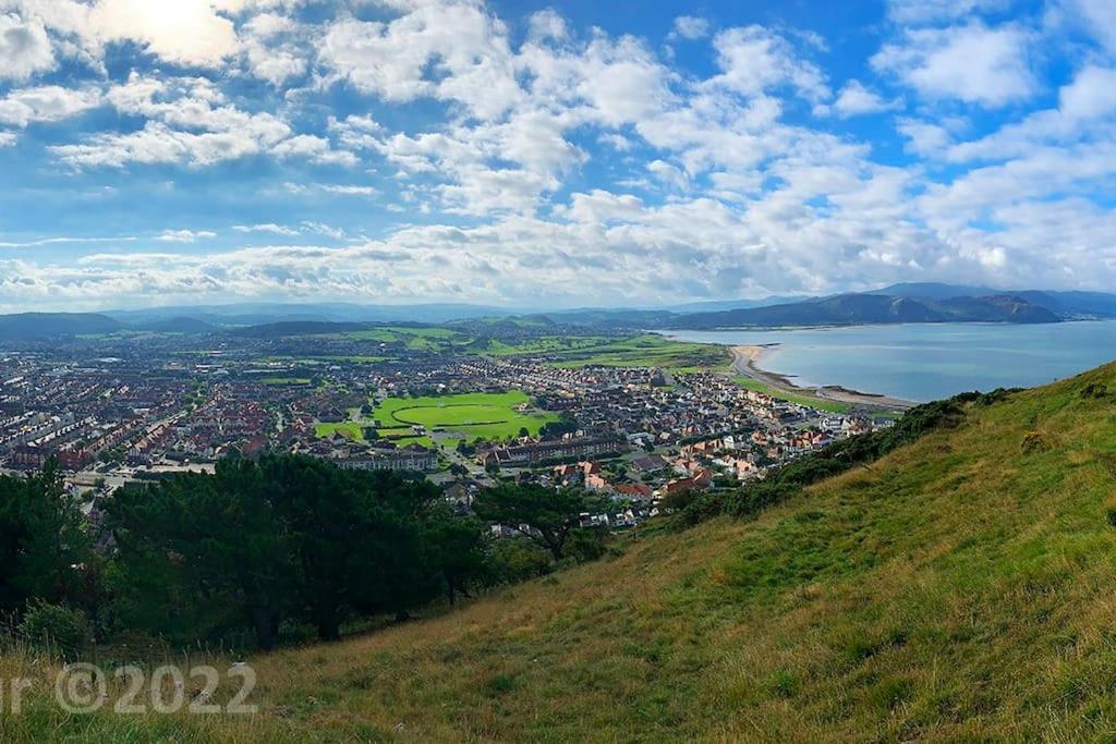 Stunning Home In Llandudno With Views Bryn Arthur Exterior photo