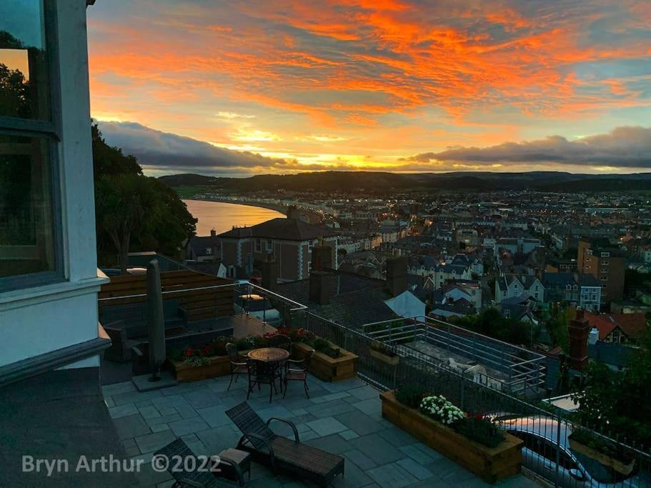 Stunning Home In Llandudno With Views Bryn Arthur Exterior photo