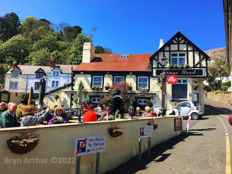 Stunning Home In Llandudno With Views Bryn Arthur Exterior photo