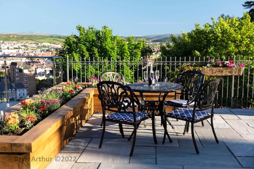 Stunning Home In Llandudno With Views Bryn Arthur Exterior photo