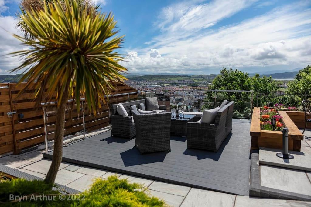 Stunning Home In Llandudno With Views Bryn Arthur Exterior photo