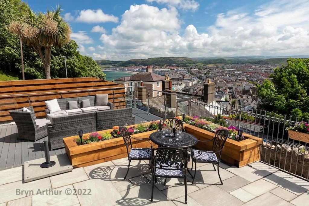 Stunning Home In Llandudno With Views Bryn Arthur Exterior photo